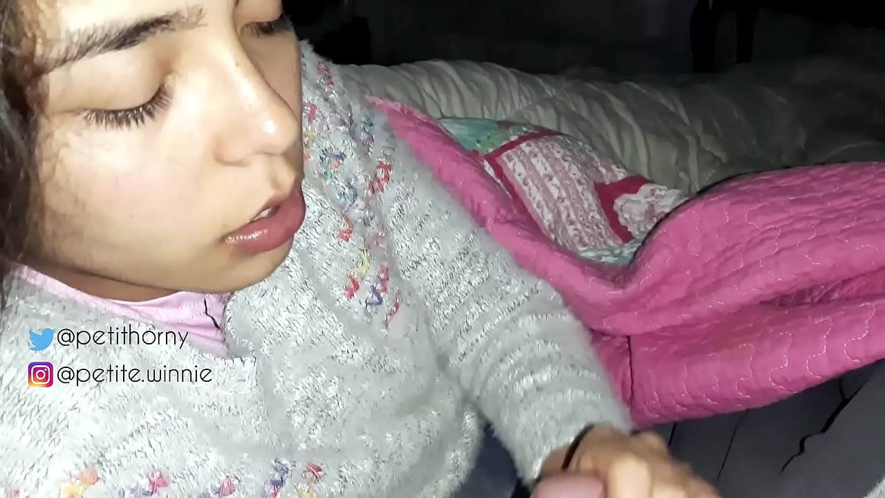 夫の溜まったミルクを全部飲み干す〜ザーメンで舌を見せる