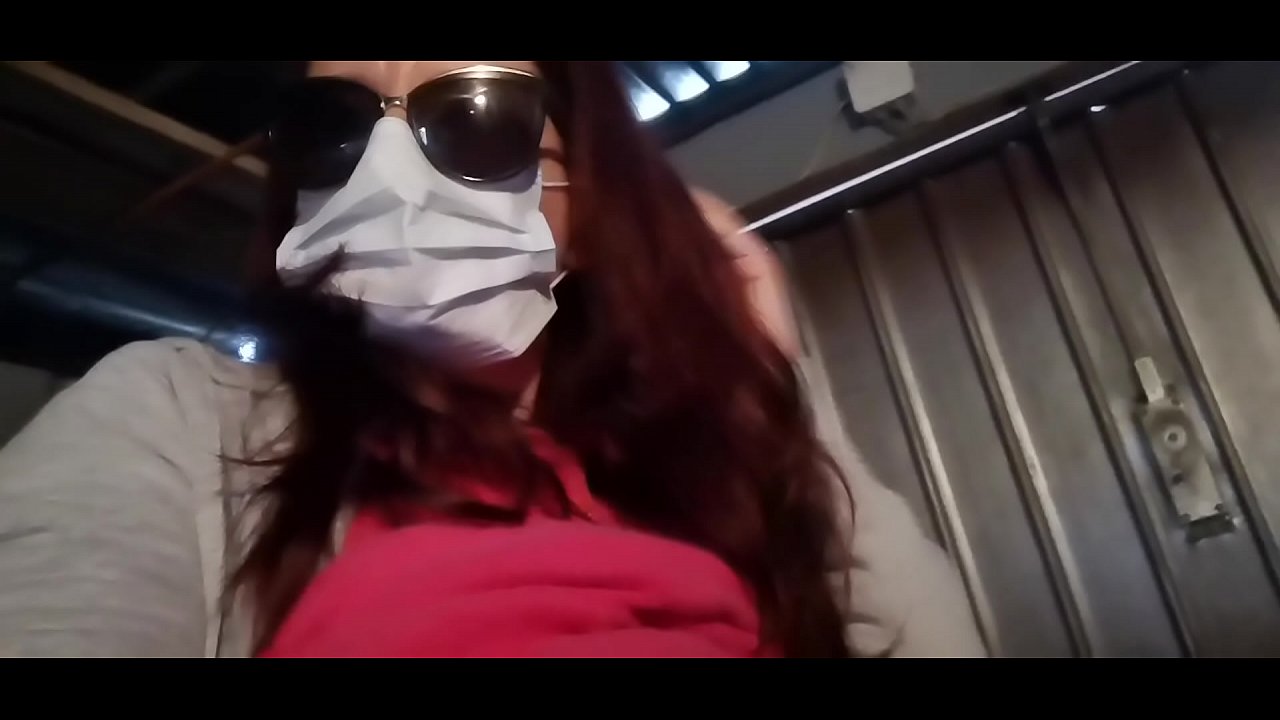 ニコレッタは隣人に復讐し、彼のガレージでおしっこをする(特別Covid19イタリア検疫所)