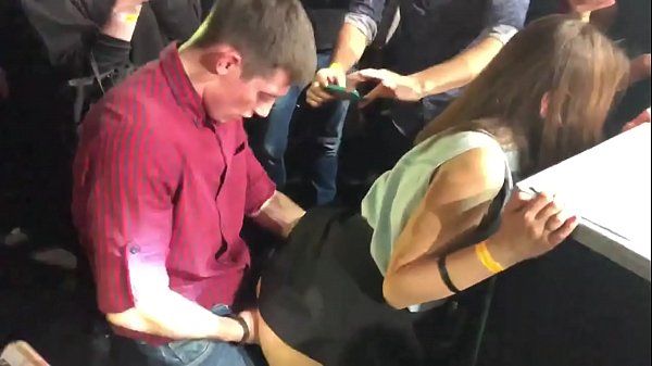 ロシアのナイトクラブでリアルセックス。18歳のロシア人少女がナイトクラブで肛門と膣を犯される